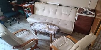 Gauč s dvomi kreslami, a stolík