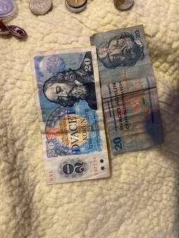 20 korunové bankovky a nejaké staršie mince