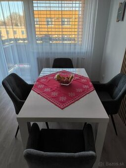 Jedálenský stôl