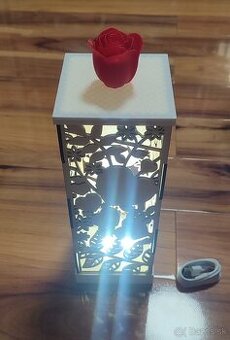 Dekoratívna nabijateľná LED lampa s motívom kvetov a sŕdc