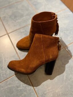 Hnedé semišové čižmy na podpätku