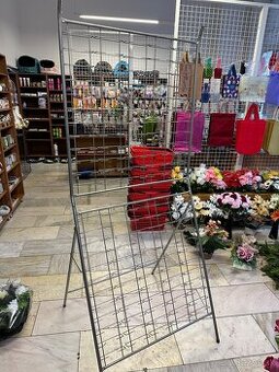 Kovový stojan na okuliare