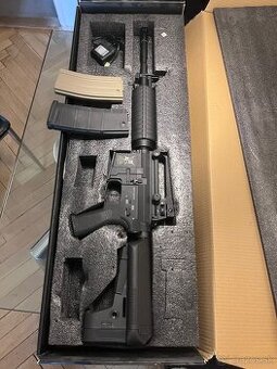 Airsoft M4 AR15 + kolimátor + zásobníky + BB náboje