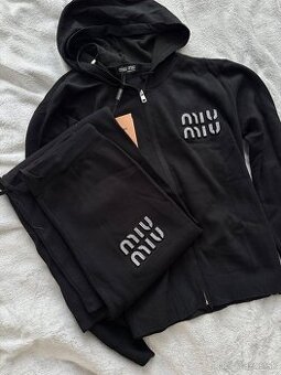 Miu miu damska suprava cierna nohavice mikina športová