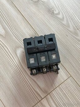 Trojpólový istič motorový