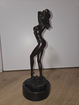 Bronzová socha Art Figur na mramorovom podstavci