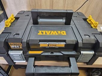 Dewalt kufrík tstak