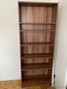 Pisaci stol a regál