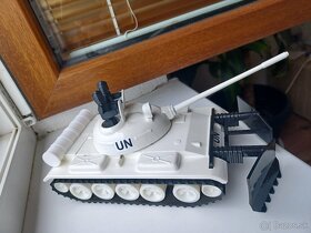 Tank UN ites -- odminovač .
