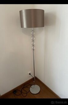 Voľne stojaca lampa