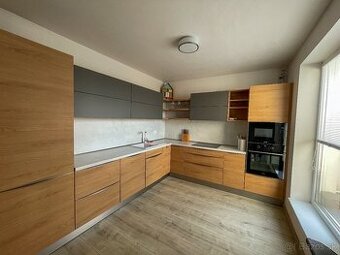 Exkluzívny trojizbový byt s balkónom na prenájom, Vráble