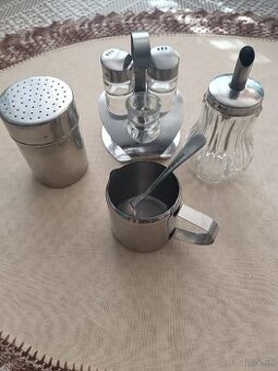 Koreničky , cukornička a hrnček s lyžičkou z nerezu