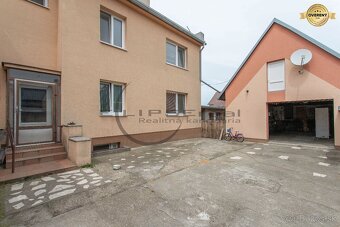 NA PREDAJ dva rodinné domy s tromi byt. jednotkami v Stupave - 1