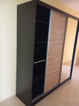 Šatníková skriňa