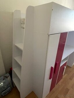 Poschodová posteľ zo stolíkom