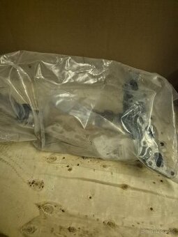 Predam cistonovy katalyzator