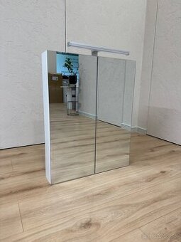 Nová horná závesná zrkadlová skrinka s LED osvetlením