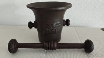 Starý válečný litinový mažiar s dělom a rokem 1914-1917 +tlo