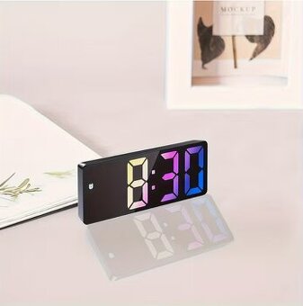 Moderný LED budík s 3-úrovňovou reguláciou jasu