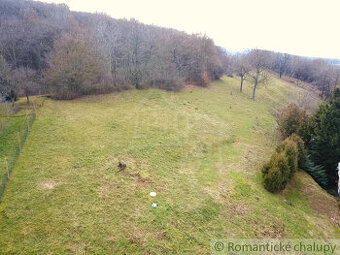 Pozemok s rozlohou 1403m2 pod lesom s krásnymi výhľadmi v