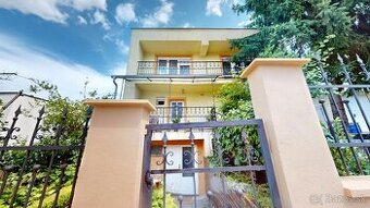 Dvojgeneračný RD, pozemok 576m, bazén, garáž,ul. Pod Lipovým