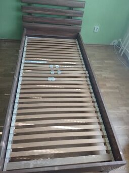 Predám posteľ s roštom + nočný stolík + matrac