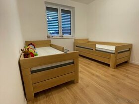 Dubová posteľ s detskými zábranami a úložným priestorom