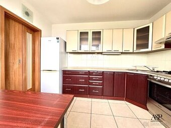 KOMPLETNE REKONŠTRUOVANÝ 2 IZBOVÝ BYT, 68m2, S. JURKOVIČA, S