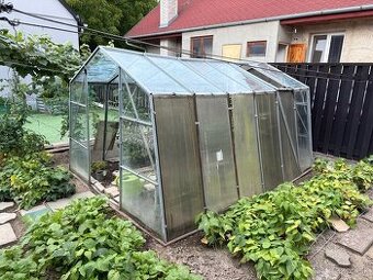 Predám skleník – zachovalý stav, komplet s dverami