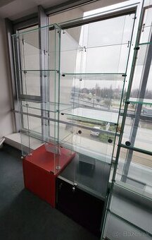 Celosklenená vitrína so spodnou skrinkou