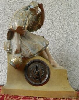 Soškové keramické hodiny Žena so džbánom Bechyně Čechy