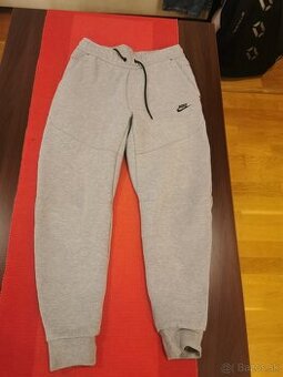 Krásne Nike teplaky sivé