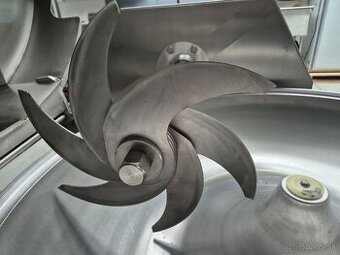 ŘEZNICKÝ KUTR 25 L   ŘEZNICKY KUTR  6 nožů 2 rychlosti