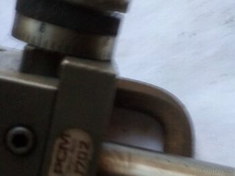 nastavitelny držiak