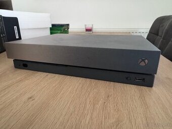 Xbox one X 1TB HDD + 8 hier
