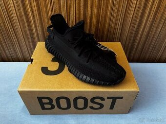 YEEZY BOOST 350 V2 ONYX/ONYX/ONYX 44 2/3
