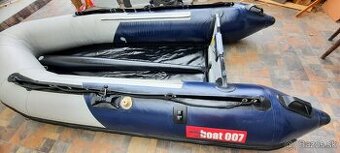 Gumenný ČLN BOAT 007 vhodný na more.