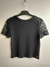 Dámsky čierny crop top/tričko s krátkym čipkovaným rukávom
