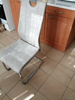 Predám 2 kusy kuchynské stoličky