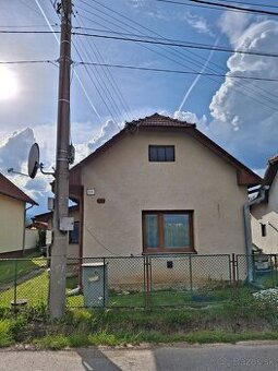 Predám starší rodinný dom vo Valči