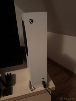 Xbox series S + 2 ovladace nabíjačka a pamäťový slot