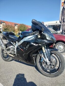 YAMAHA R1