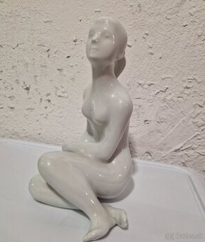 Royal Dux keramická žena