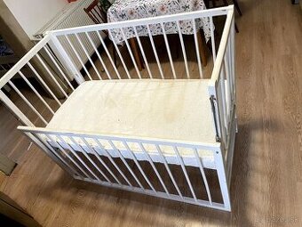 Detská postieľka s možnosťou zosunutia jednej strany ohrady