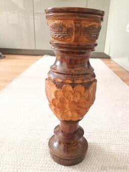 Drevená vyrezávaná váza na sušené kvety