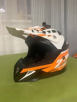Predám motokrosovú detskú prilbu ZED