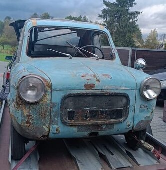 Vľavo. Vespa 400, rok výroby 1958