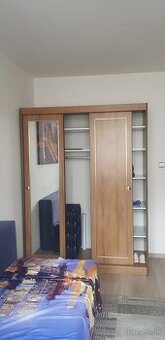 Šatníkova skriňa s posuvnými dverami