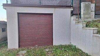 Garáž nad políciou s elektrinou a parkovacím miestom