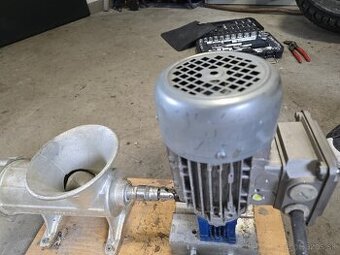 Elektromotor s prevodovkou